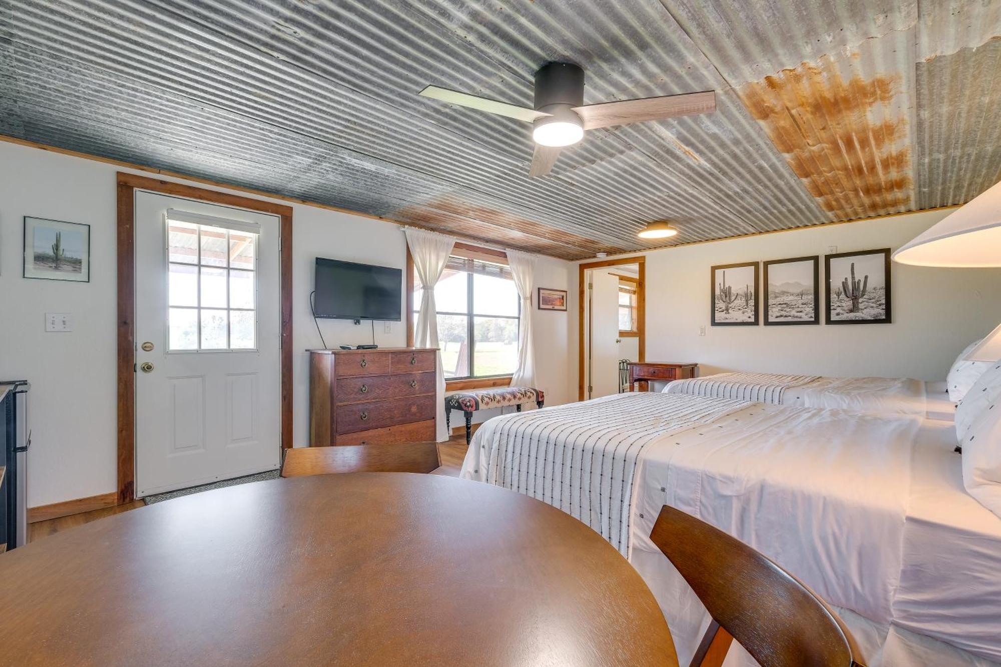 Delightful Carmine Studio On Farm Near Round Top! Екстериор снимка