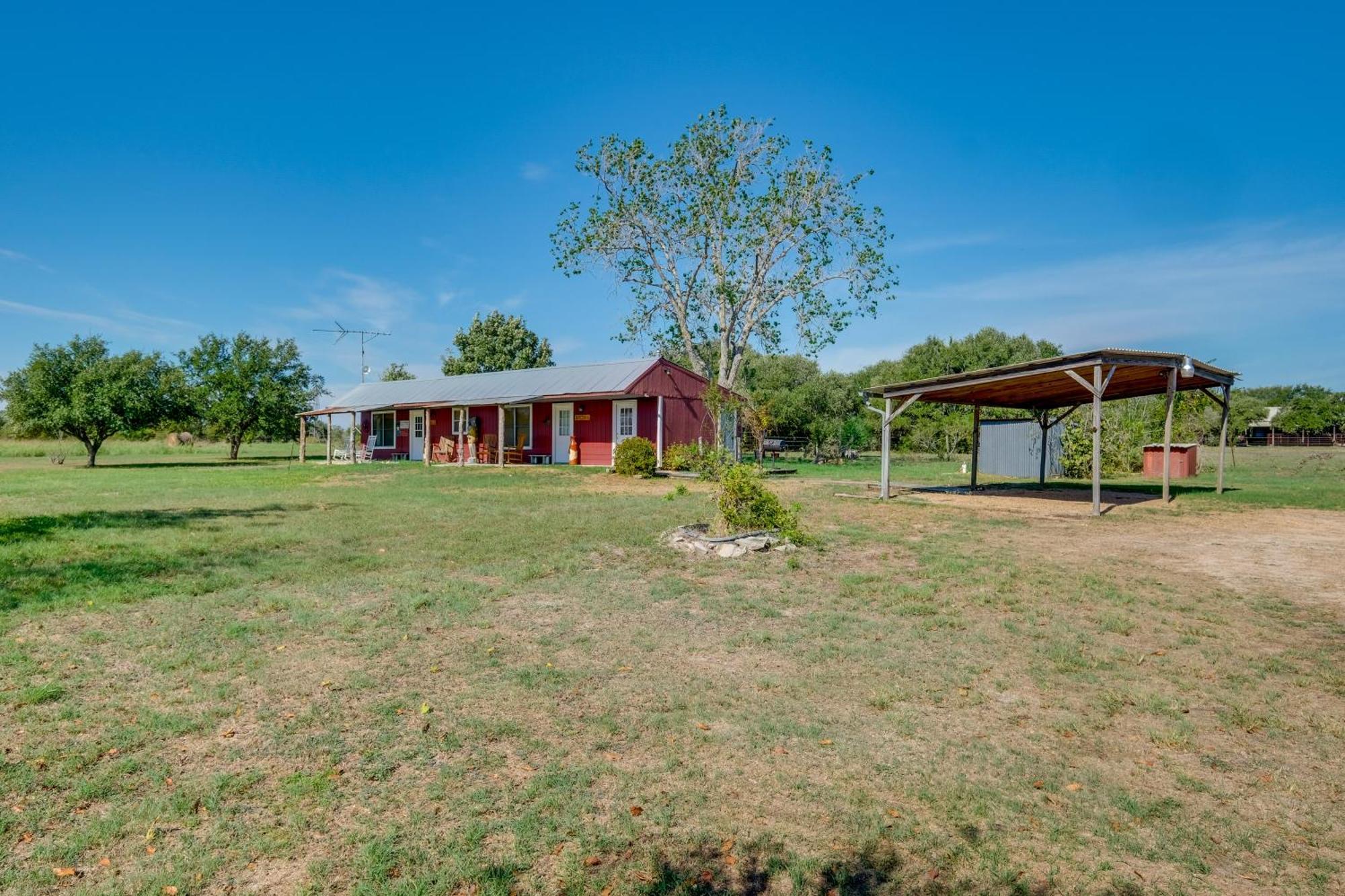 Delightful Carmine Studio On Farm Near Round Top! Екстериор снимка