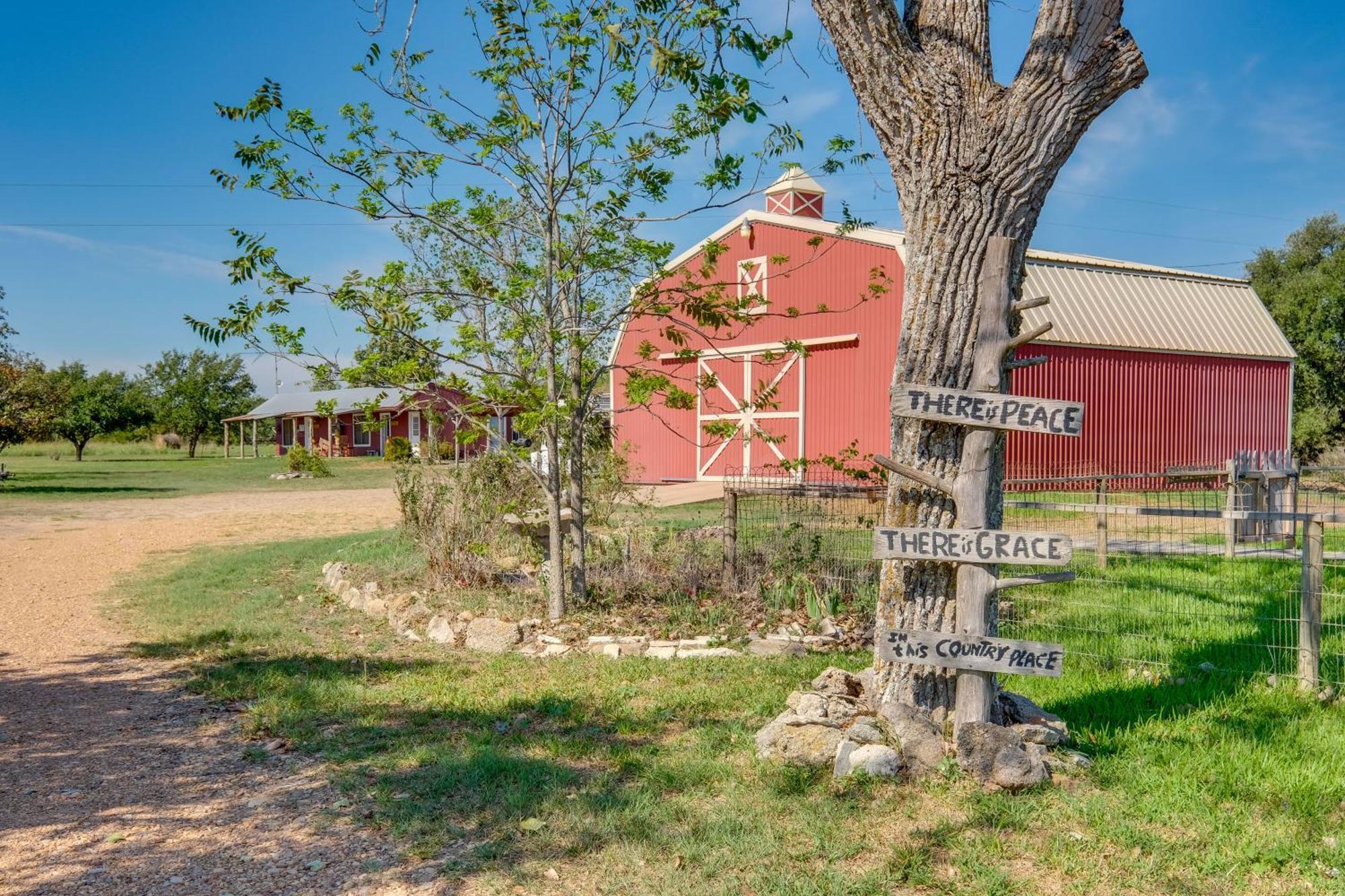 Delightful Carmine Studio On Farm Near Round Top! Екстериор снимка
